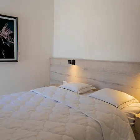 Horizon - Beachfront Apartment *