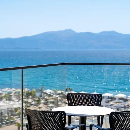 Horizon - Beachfront Apartment *