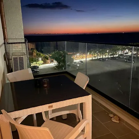 Horizon - Beachfront Apartment