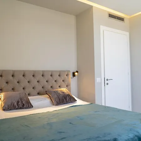Horizon - Beachfront Apartment *