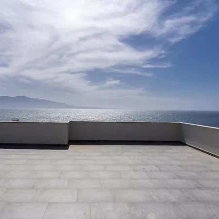 Horizon - Beachfront アパート Sarandë